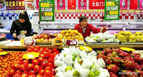 Fruit are sold at a super market in Cangzhou, north China's Hebei Province, March 9, 2015. China's consumer price index (CPI), the main gauge of inflation, grew 1.4 percent year on year in February, the National Bureau of Statistics (NBS) said on March 10. The stronger-than-expected reading quickened from the 0.8-percent gain in January, the lowest level in more than five years. (Xinhua/Mou Yu)
