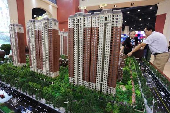 Potential homebuyers visit a housing expo in Zhengzhou, Henan province. China will stabilize property market with tailored, market-based policies to guide 'stable and healthy development', Premier Li's Government Work Report said on March 5, 2015. (Photo/Provided to China Daily)