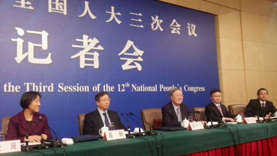Zhou Xiaochuan (center), head of People's Bank of China, and Yi Gang (second from left), head of State Administration of Foreign Exchange, take questions from journalists from home and abroad during a press conference on March 12, 2015. [Jiang Xueqing / chinadaily.com.cn]