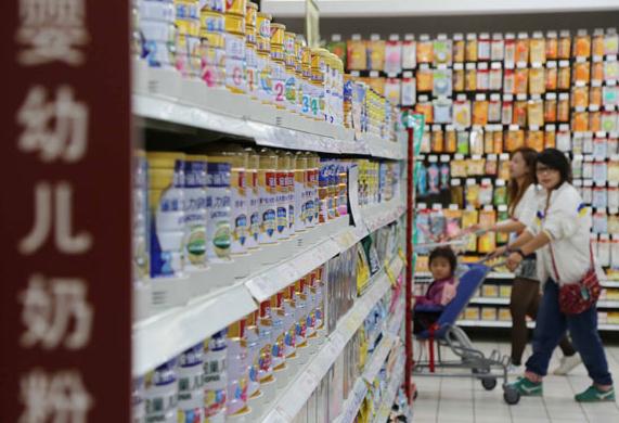 Dairy products at a supermarket in Xuchang, Henan province. (Photo: Geng Guoqing/For China Daily)