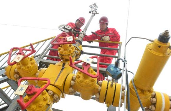 Technicians check gas pipes in Puyang, Henan province. China consumed 176.1 billion cubic meters of natural gas last year. (Photo: Tong Jiang/For China Daily)  