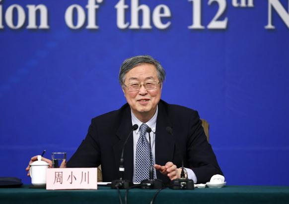 Zhou Xiaochuan, governor of People's Bank of China, takes questions from journalists at home and abroad during an ongoing press conference on March 12, 2015. (Photo/Xinhua)  