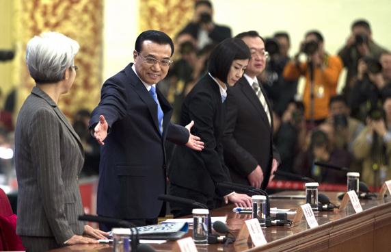 Premier Li Keqiang greets domestic and overseas journalists at the Great Hall of the People in Beijing on Sunday after the annual national legislative session ended. (Photo: Feng Yongbin/China Daily)