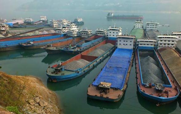 A large number of ships wait to pass through the locks at the Three Gorges Dam in Hubei province on Friday. (Photo/China Daily)  