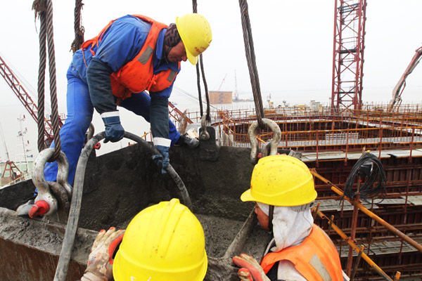 AliWorkers of China Railway Group Ltd at a construction site in Nantong, Jiangsu province. The company is likely to merge with China Railway Construction Co Ltd. (Xu Congjun / For China Daily)