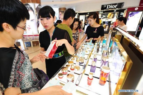 Tourists select duty-free products in Sanya, South China's Hainan province, Oct 24, 2012.(Photo/Xinhua)