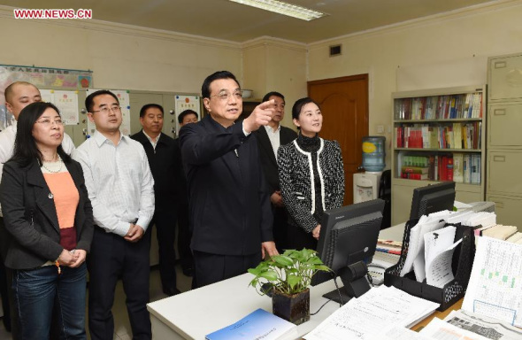 Chinese Premier Li Keqiang (C) inspects at the State Administration for Industry and Commerce of China in Beijing, capital of China, March 20, 2015. (Photo: Xinhua/Rao Aimin)