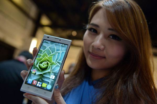 A promoter displays one of the latest smartphones from ZTE Corp, the Blade L2, during its launch in Singapore on Aug 13, 2014. (Photo/Provided to China Daily)