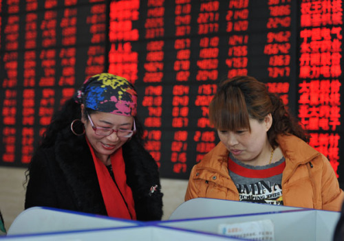 Investors at a brokerage in Fuyang, Anhui province, March 23, 2015. Turnover at the Shanghai Stock Exchange reached 661.6 billion yuan ($105 billion).(Photo: Xie Zhengyi/For China Daily) 