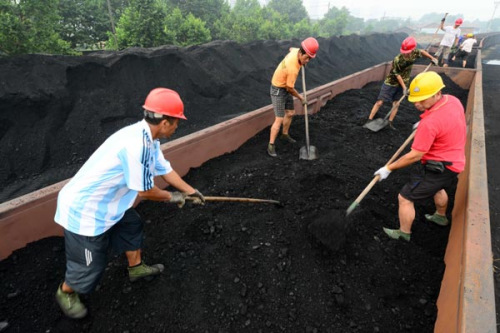 Coal is loaded into trucks at a railway station in Jiujiang, Jiangxi province.(Photo/Provided to China Daily)