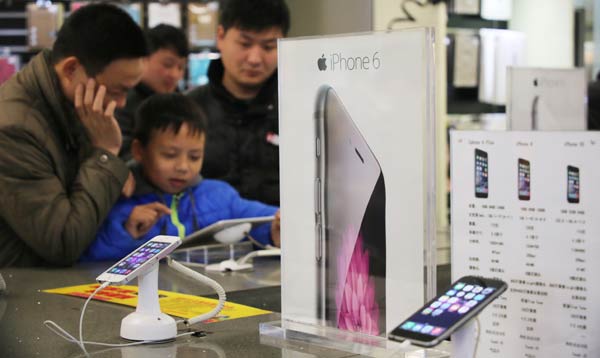 Customers examine Apple Inc products at a store in Xuchang, Henan province. China is a major part of Apple's growth plans. (GENG GUOQING/FOR CHINA DAILY)