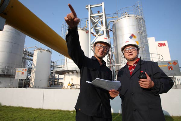 Two technicians working at 3M China's Jinshan Plant in Shanghai. Sales of 3M Corp are expected to grow by 10 to 15 percent each year in the next five years in China.(Provided to China Daily)