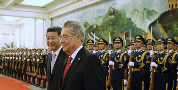 President Xi Jinping and his Austrian counterpart Heinz Fischer inspect an honor guard during a welcoming ceremony at the Great Hall of the People in Beijing on Friday. (Photo:XU JINGXING/CHINA DAILY)