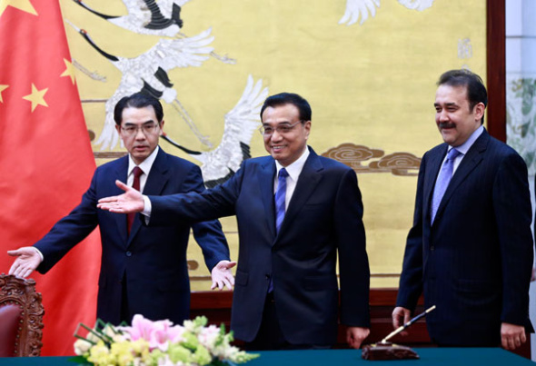 Premier Li Keqiang meets with visiting Prime Minister Karim Masimov of Kazakhstan (right) at the Great Hall of the People in Beijing on Friday. They witnessed the signing of several cooperative agreements. (Photo: FENG YONGBIN/CHINA DAILY)