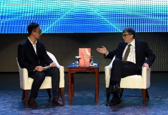 The Bill & Melinda Gates Foundation Co-Chair Bill Gates (R) receives an interview with China's Xinhua News Agency on the sidelines of the 2015 Boao Forum for Asia (BFA) in Boao, south China's Hainan Province, March 28, 2015. (Xinhua/Zhao Yingquan)