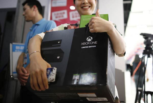 A woman holds her newly purchased Chinese-version of Xbox One at the Shanghai Pilot Free Trade Zone.(Photo/Provided to China Daily)