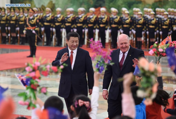 Chinese President Xi Jinping (L) holds a welcoming ceremony for Australian Governor-General Peter Cosgrove at the Great Hall of the People in Beijing, March 30, 2015. (Xinhua/Zhang Duo)