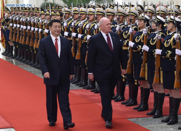 Chinese PresidentXi Jinping(L) holds a welcoming ceremony for Australian Governor-General Peter Cosgrove at the Great Hall of the People in Beijing, March 30, 2015. (Xinhua/Xie Huanchi)