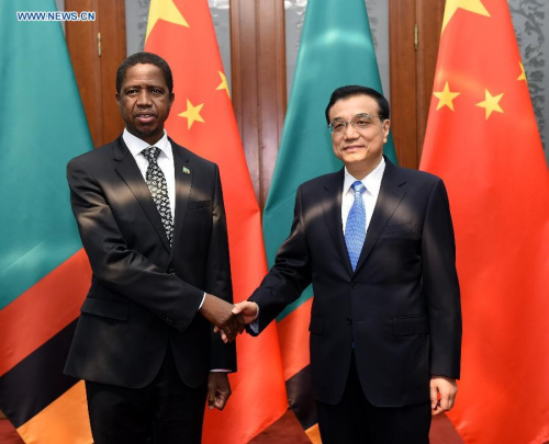 Chinese Premier Li Keqiang (R) meets with Zambian President Edgar Lungu in Beijing, capital of China, March 30, 2015. (Photo: Xinhua/Rao Aimin) 