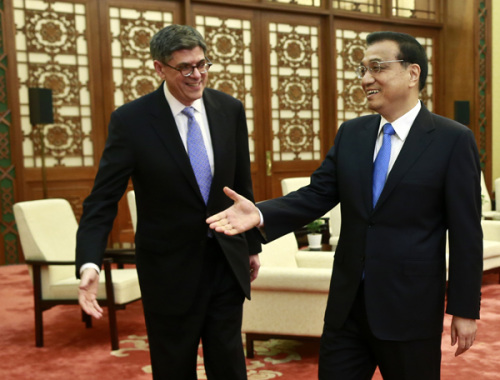 Premier Li Keqiang greets US Treasury Secretary Jacob Lew at the Great Hall of the People in Beijing on Monday. (Photo: Feng Yongbin/China Daily) 