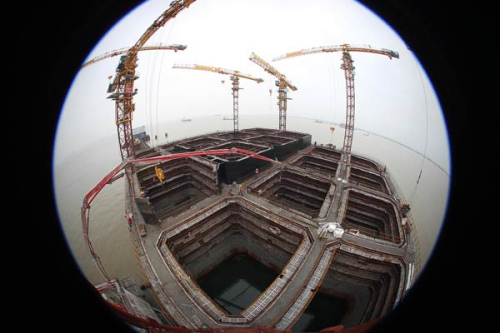 The Shanghai-Nantong Yangtze Bridge under construction on the Nantong side of the river in Jiangsu province. Fixed-asset investment growth further slowed to 13.9 percent in the first two months of this year. (Photo: Xu Congjun/For China Daily)