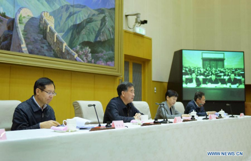 Chinese Vice Premier Wang Yang (2nd L) delivers a speech at a video and telephone conference on comprehensive reform of supply and marketing cooperatives across the nation in Beijing, capital of China, April 2, 2015. (Xinhua/Zhang Duo)