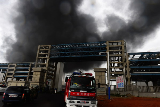 Black smoke billows as firefighters battle the chemical plant blaze in Zhangzhou, Fujian province, on Tuesday in which at least 19 people were injured. (Photo/Xinhua)  