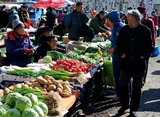 Residents purchase vegetables at a market in Changchun, capital of northeast China's Jilin Province, April 10, 2015. China's consumer price index (CPI), a major gauge of inflation, rose 1.4 percent from a year earlier in March, according to the data released by the National Bureau of Statistics on Friday. (Xinhua/Zhang Nan) 