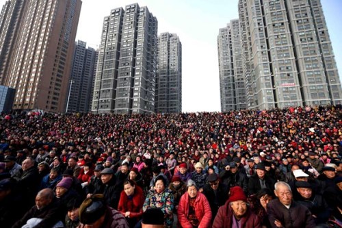 Senior citizens watch a folk art performance at the Weiwu Square in Bozhou, Anhui province. The NDRC singled out the senior-care industry, urban parking lots and underground pipeline networks and issued specific guidelines for them. (Photo/China Daily)