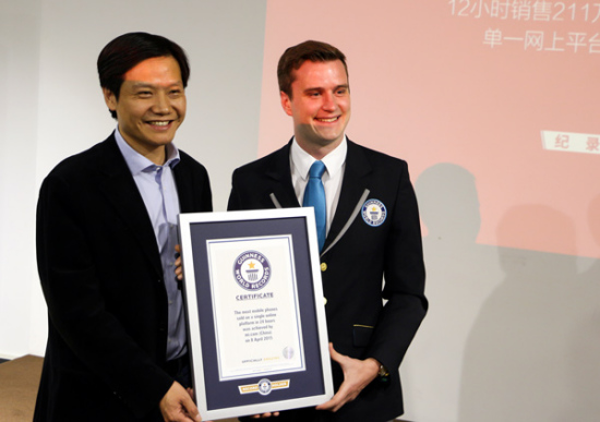 Lei Jun, CEO of Xiaomi, receives a certificate rewarded by Guinness World Records on April 9, 2015. (Photo provided to chinadaily.com.cn)
