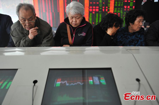 Gray-haired investors check stock information at a brokerage house in Taiyuan, North China's Shanxi province, April 9, 2015. Chinese shares are on a bull run in spite of a slowing economy, with the benchmark Shanghai Composite Index rising to 4016.40 points for the first time since early 2008. (Photo: China News Service/Wei Liang)