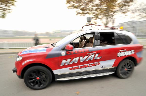 A self-driving car developed by the PLA Transportation Academy is tested. (Photo/Xinhua)  