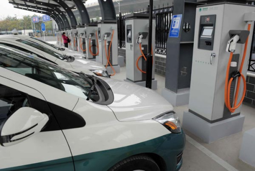 Charging posts at Beijing Capital Airport. The city is in need of sufficient charing facilities. (Photo/China Daily)