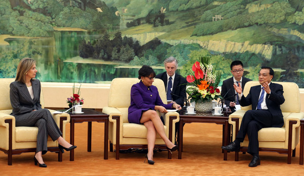 Premier Li Keqiang meets with U.S. Secretary of Commerce Penny Pritzker (center) and Deputy Secretary of Energy Elizabeth Sherwood-Randall in Beijing on Monday. (Photo by WU ZHIYI / CHINA DAILY)