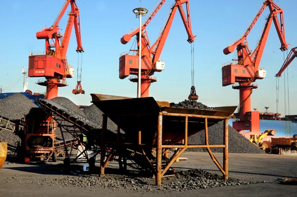 Imported coal is unloaded at Lianyungang Port, Jiangsu province. The nation imported 17.03 million tons of coal in March. (Photo/China Daily)