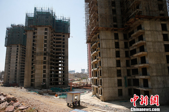 File photo of a construction site. Investment in China's property sector rose 8.5 percent year on year to 1.67 trillion yuan (271 billion U.S. dollars) in the first three months of 2015. (Photo/Chinanews.com)