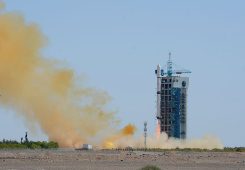 A Long March-4C carrier rocket carrying the Yaogan XX remote-sensing satellite blasts off from the launch pad at Jiuquan Satellite Launch Center in Jiuquan, northwest China's Gansu Province, Aug. 9, 2014.(Photo/Xinhua)