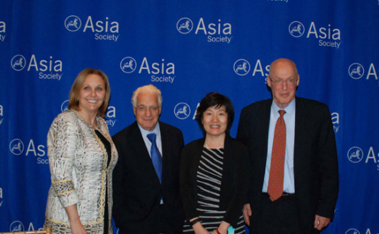 Zhang Qiyue (second from right), consul general of China in New York, attends an event organized by Asia Society on Monday for former US Treasury secretary Henry Paulson (right) to discuss his new book Dealing with China: An Insider Unmasks the New Economic Superpower. At left is Josette Sheeran, president and CEO of Asia Society. Provided to China Daily.  