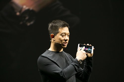 Letv's CEO Jia Yueting exhibits one of the company's three flagship smartphones at a launch ceremony in Beijing Tuesday. (Photo: Courtesy of Letv)