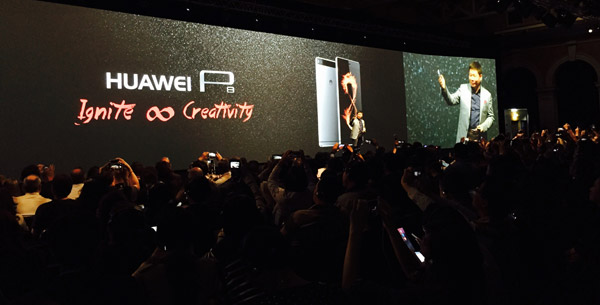 Richard Yu, CEO of Huawei Consumer Business Group, explains the features of new model P8 in London.(Photo: Wang Mingjie/China Daily)