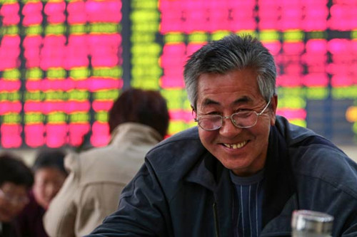 An investor checks share prices at a brokerage in Nantong, Jiangsu province, on Friday. The benchmark Shanghai Composite Index continued a sixth straight week of gains and moved up by 2.2 percent to close at 4,287.3 points.(Photo: XU CONGJUN/FOR CHINA DAILY)