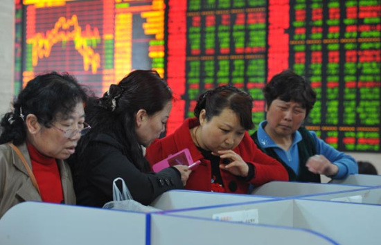 Investors at a securities firm in Fuyang, Anhui province, on Monday. Turnover of the Shanghai Stock Exchange hit a record, at more than 1.14 trillion yuan ($183.8 billion). (Photo/China Daily)