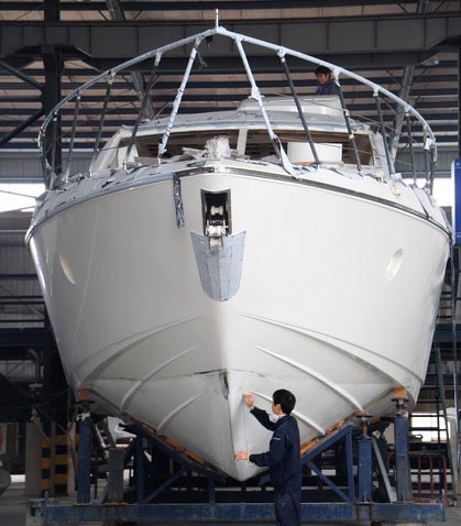 An assembly line at Sunbird Yacht Co Ltd in the Zhuhai Hengqin New Area. (Zou Hongpin/China Daily)