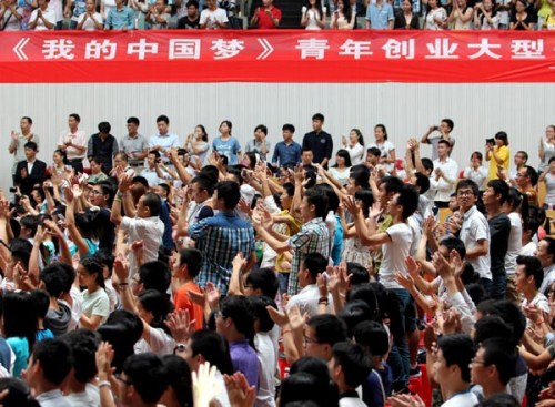 Students are keen to have a chance to speak by raising their hands during a lecture on entrepreneurship at the Central China Normal University in Wuhan, Hubei province. (Photo/China Daily)