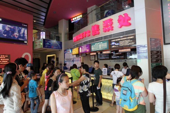  People buy tickets at a movie theater to watch Furious 7 in Nantong, Jiangsu province. (Photo/China Daily)