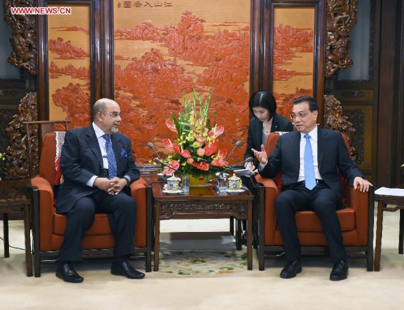 Chinese Premier Li Keqiang (R) meets with Chairman of the Malaysian Land Public Transportation Commission Syed Hamid bin Syed Jaafar Albar in Beijing, capital of China, May 4, 2015. (Xinhua/Rao Aimin)