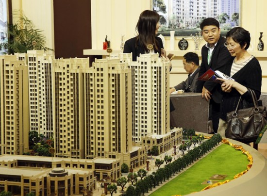 Visitors at a housing expo in Shanghai on Sunday. Some new housing projects in Beijing, Shanghai and Guangzhou reportedly sold out within 24 hours of going on sale during the May Day holiday. (Photo/China Daily)
