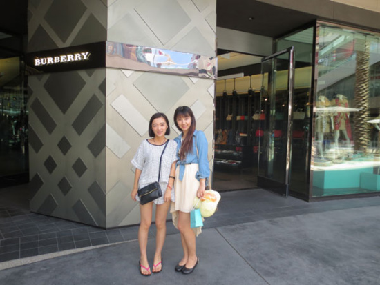 Two girls from China pose before the store of Burberry, a favored brand by Chinese, at Santa Monica Place, a three-storyed outdoor shopping mall in Santa Monica, California, late last month. (Photo provided to China Daily)