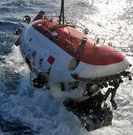 China's deep-sea manned submersible Jiaolong is lifted out of water after an exploration mission, in the southwest Indian Ocean, Jan 10, 2015. (Photo/Xinhua)