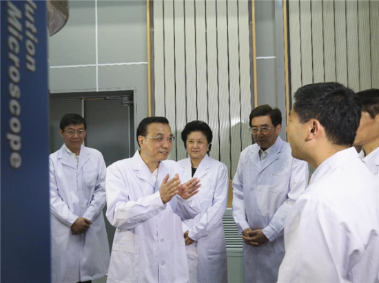 Premier Li Keqiang (2nd L) visits the Laboratory of Advanced Materials & Electron Microscopy at the Institute of Physics of Chinese Academy of Sciences (CAS) in Beijing, May 7, 2015. (Photo/Xinhua)